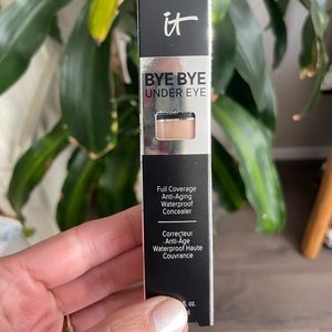 It cosmetics bye bye undereyes concealer in light natural